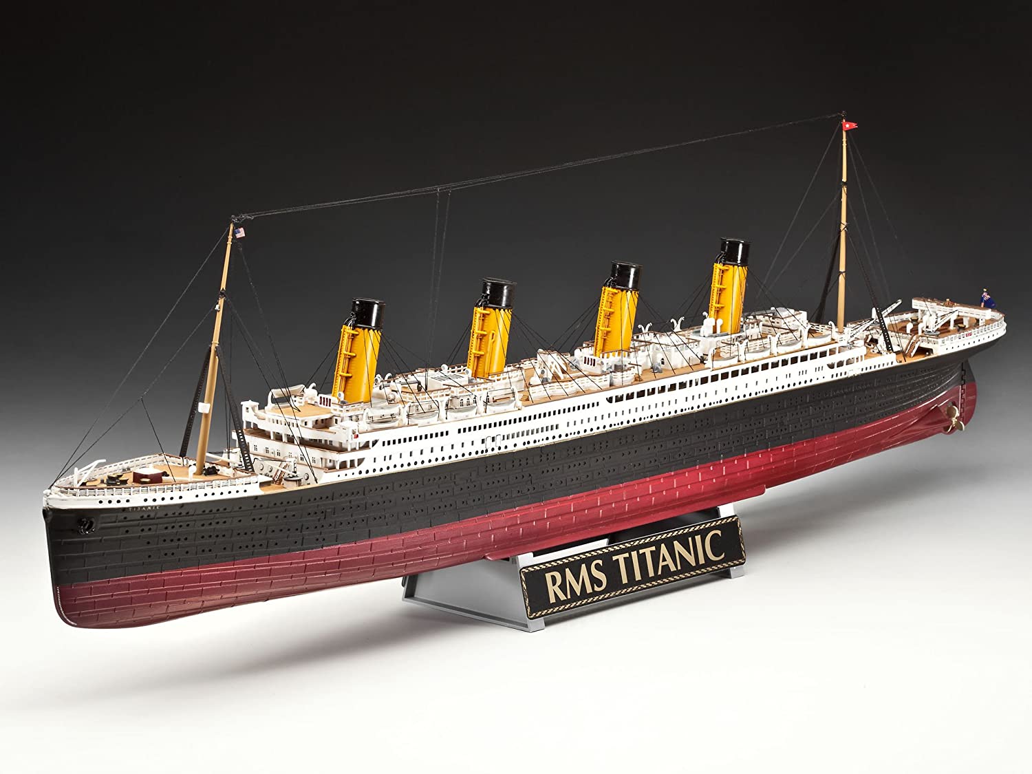 1 400 Rms Titanic W Paint & Glue - Whistle Stop Hobby & Toy